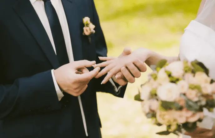Quando trocar minhas alianças? - noivo-colocando-alianca-na-mao-da-noiva-casamento