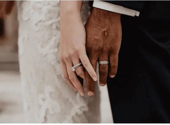 É possível comprar alianças boas e baratas? - noivos-noiv-e-noiva-de-alianca-nos-de-dedos