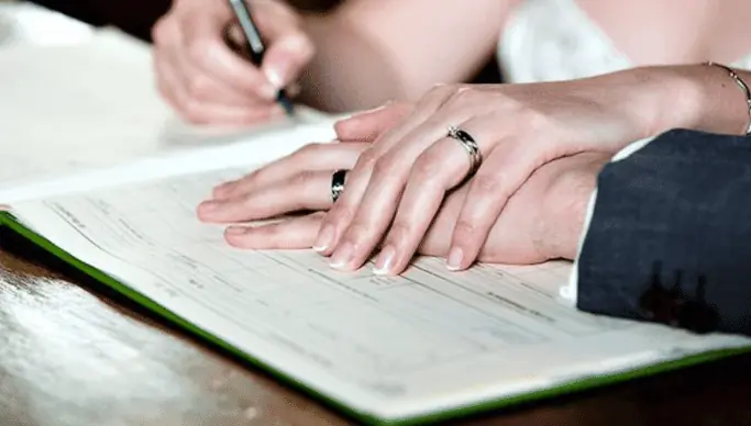 Quando surgiu a aliança de casamento? - assinando-casamento-noivos-aliancas