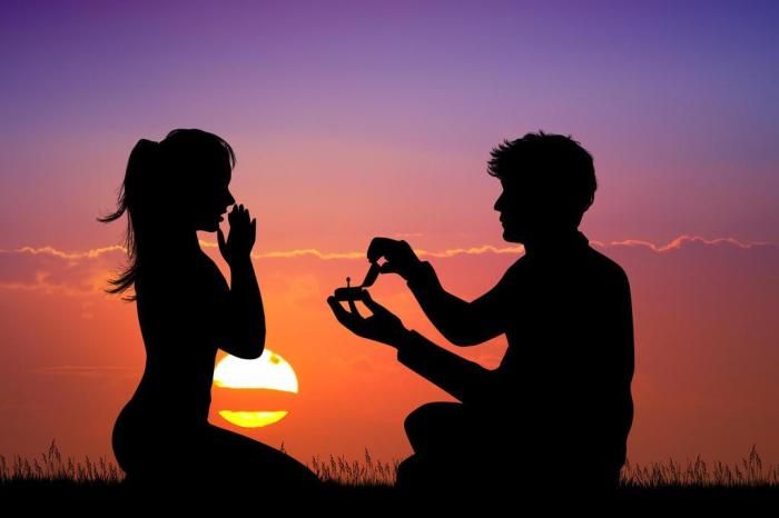 Homem pede mulher em casamento, durante o pôr do sol