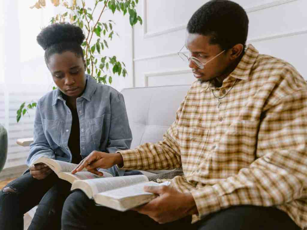 O que a Bíblia diz sobre a aliança de casamento? - Casal-lendo-a-biblia-juntos Homem e mulher sentados lendo a bíblia