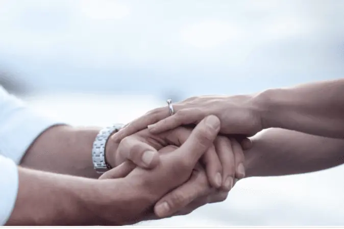 Vale a pena comprar aliança de moeda antiga? - casal-maos-unidas-aliancas