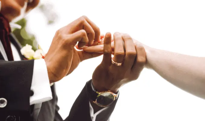 Quando surgiu a aliança de casamento? - colocando-a-alianca-de-casamento