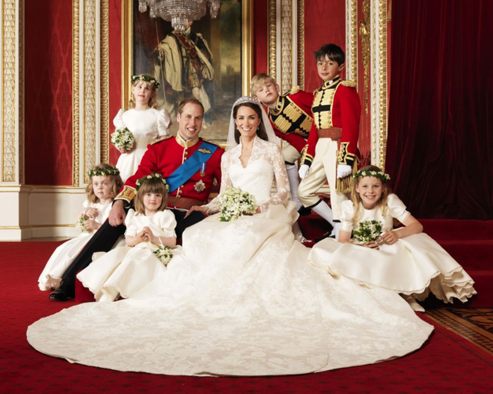 Foto oficial do casamento real: príncipe william e kate midleton com as crianças que participaram da cerimônia.