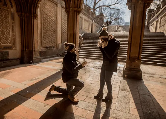 7 ideias para um pedido de casamento inesquecível - homem-pedindo-mulher-em-casamento-ajoelhado