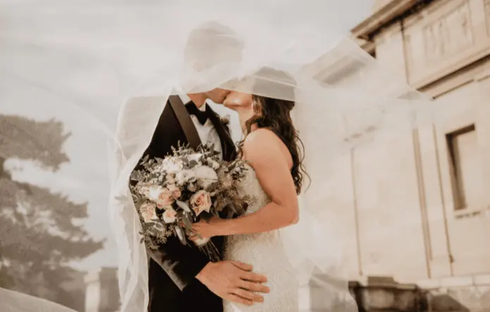 Quando saber a hora certa para o namoro virar casamento - noivos-se-beijando-casamento