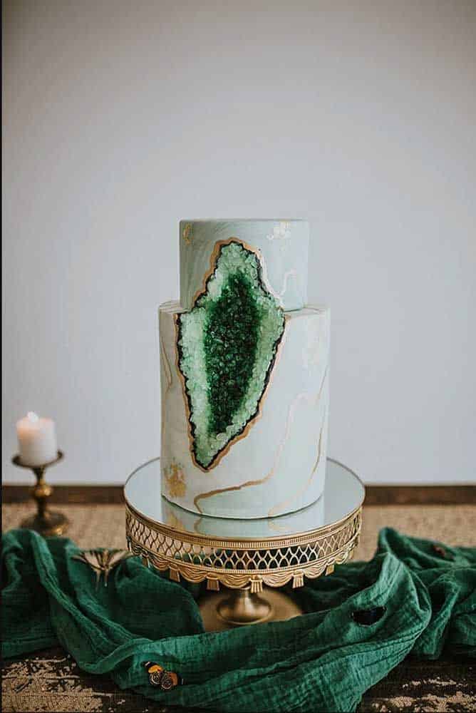 Imagem de torta com meio parecendo uma pedra de esmeralda