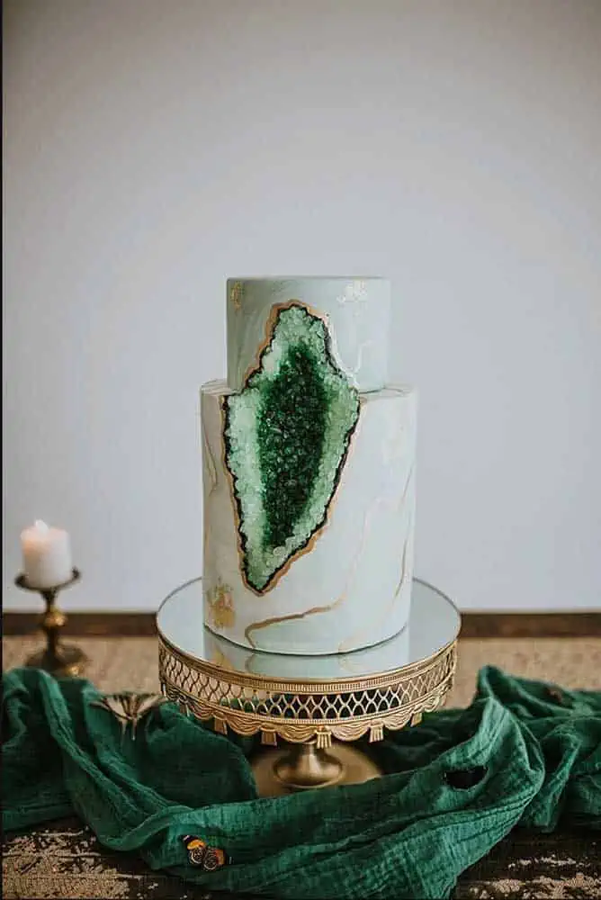 Lista de todas as Bodas de Casamento que você precisa conhecer - O-que-fazer-nas-bodas-de-esmeralda Imagem de torta com meio parecendo uma pedra de esmeralda