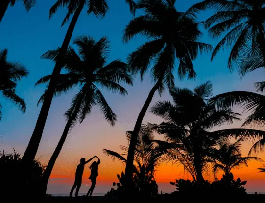 O que escrever nos votos de casamento? - praia-casal-dancando-juntos