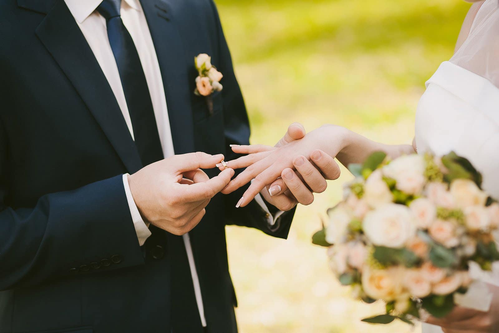 Noivos trocando as alianças durante a cerimônia de casamento