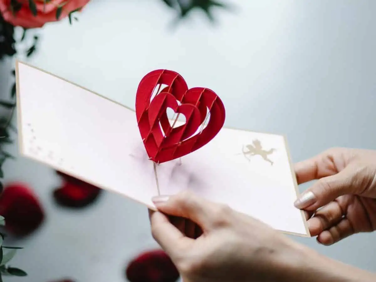 O presente perfeito para o dia dos namorados - carta-de-amor-coracao-alto-relevo