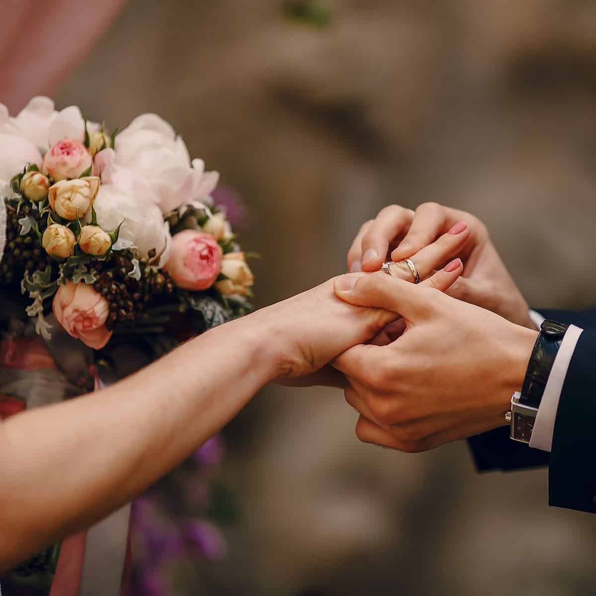 Sites sobre casamento que você precisa conhecer - noivo-colocando-anel-no-dedo-da-noiva-1