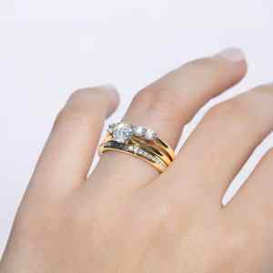 Tudo sobre os anéis da eternidade - Saiba-tudo-sobre-os-aneis-da-eternidade Foto de mão de mulher usando anéis.