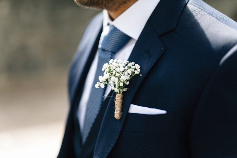 Foto de noivo vestindo terno azul-marinho.
