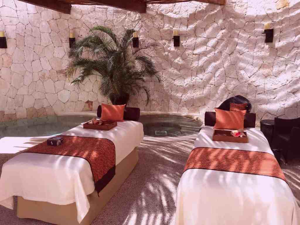 Imagem de spa vazio, com duas camas preparadas para receber os clientes