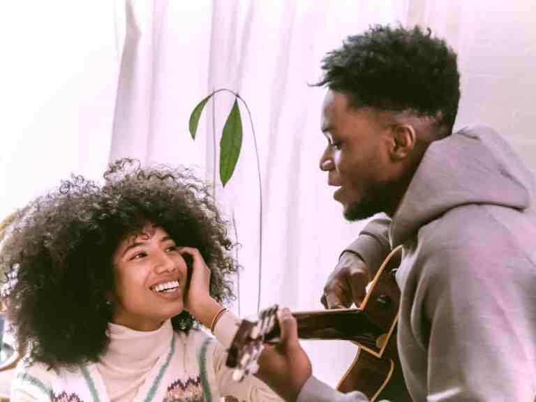 Playlist: 5 músicas para se declarar em um jantar romântico