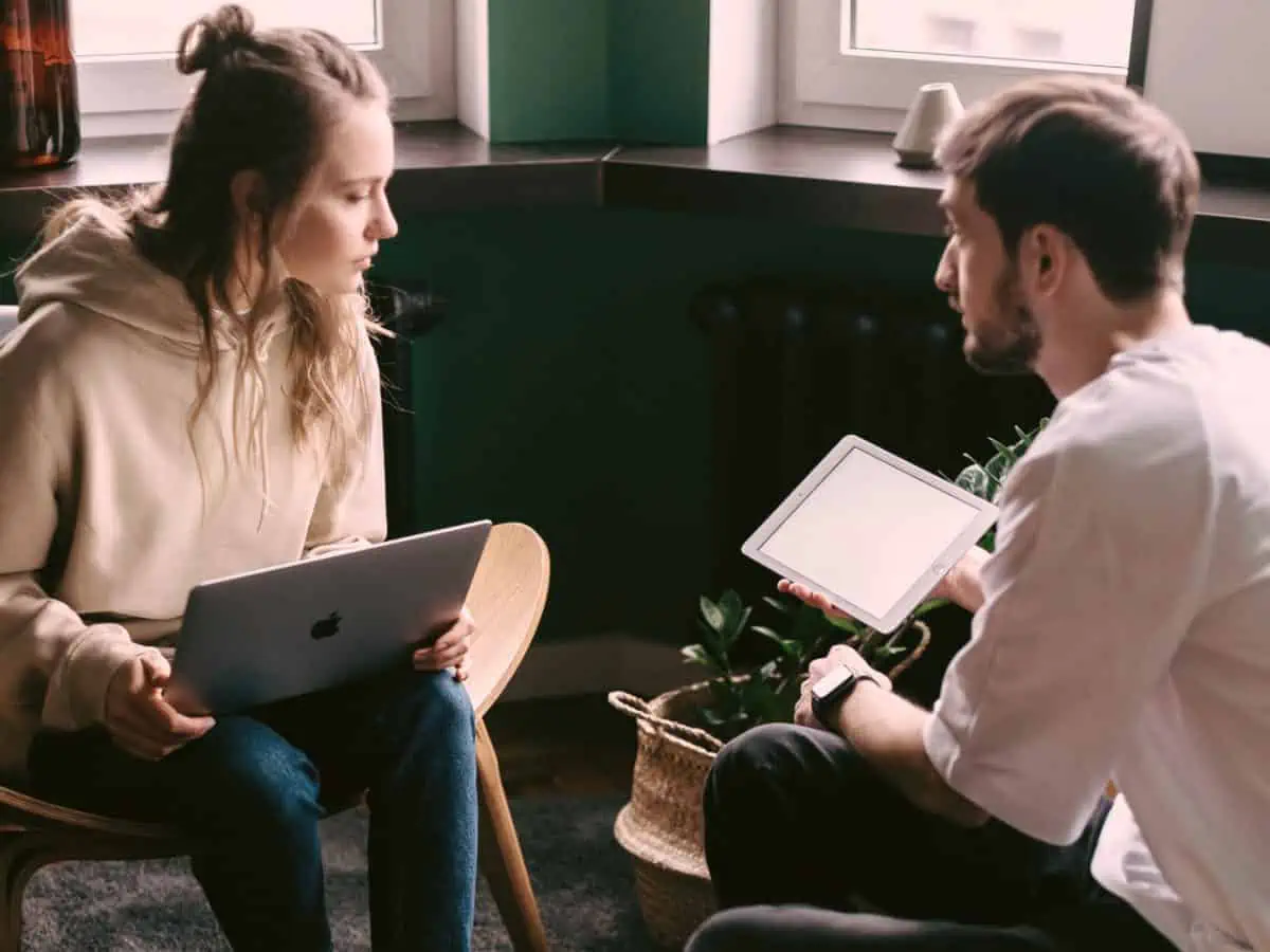 Como equilibrar o relacionamento e o uso da internet? - homem-usando-tablet-mulher-usando-notebook