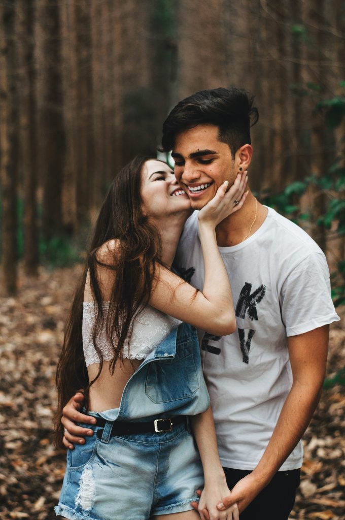 Foto de casal se abraçando e beijando