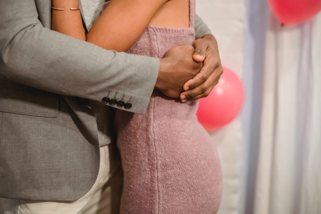 Foto de casal se abraçando