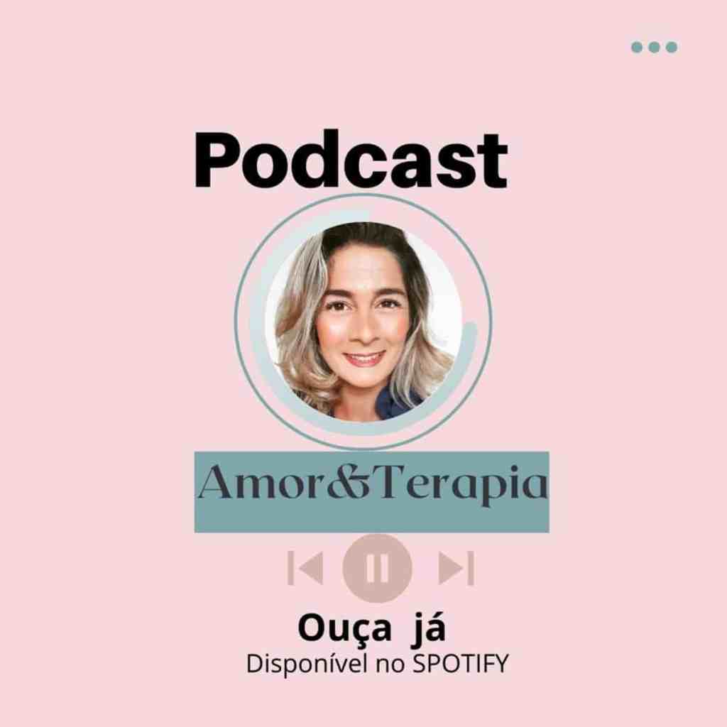 Foto de fundo rosa, com uma foto circular da psicologa carolina lemos. Está escrito "podcast amor&terapia. Ouça já. Disponível no spotify"