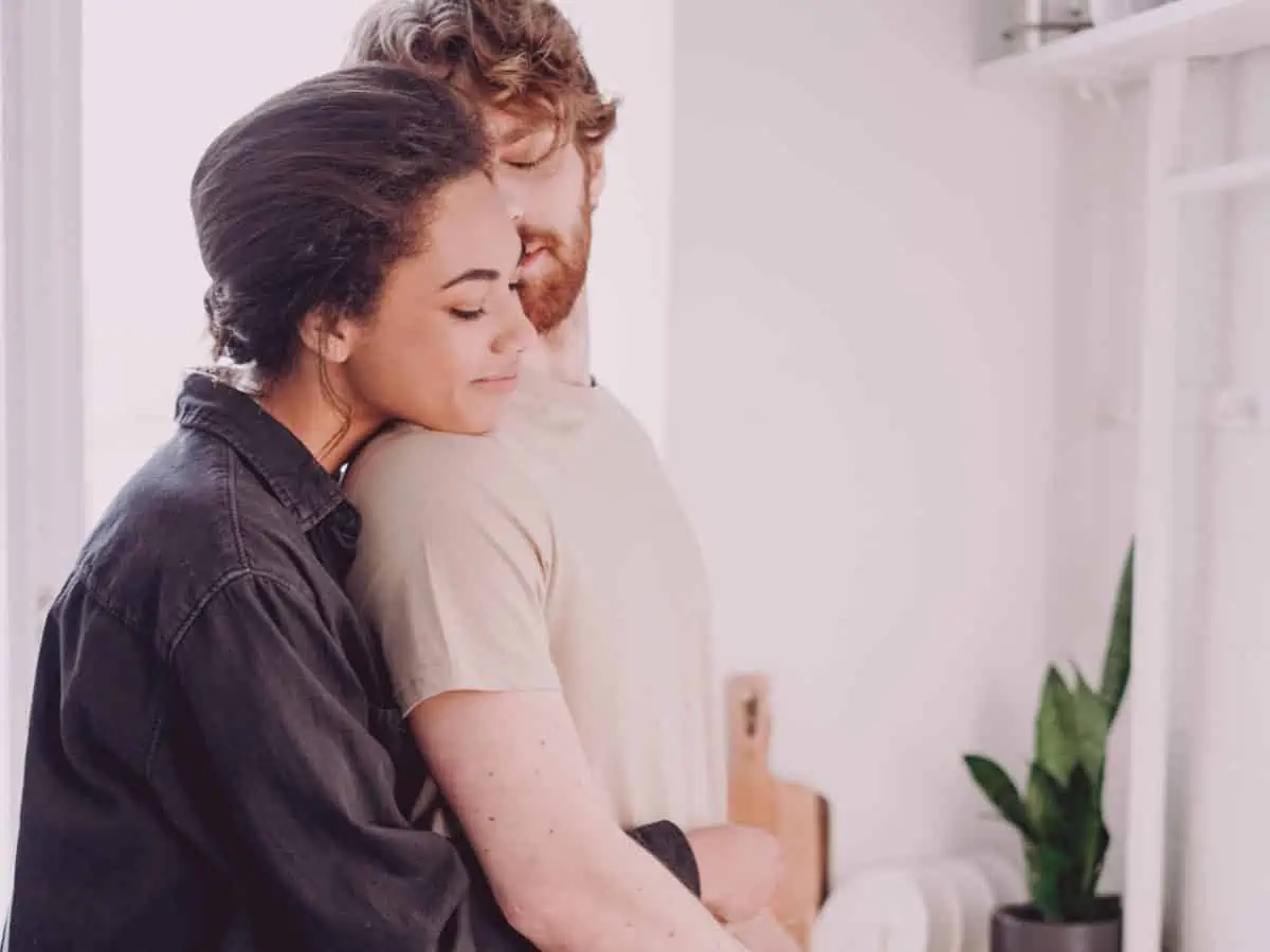 Quais as vantagens de se estar em um relacionamento? - casal-abracado-feliz