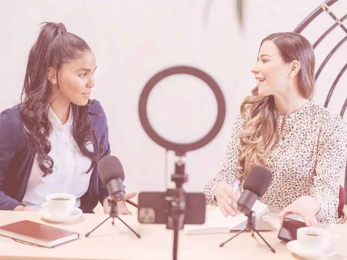 25 podcasts sobre amor e relacionamento que você precisa ouvir! - duas-mulheres-gravando-podcast