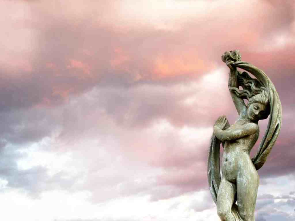 Estátua de vênus, céu rosa com azul de fundo.