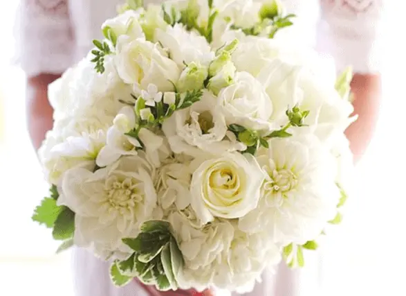 Como escolher o buquê perfeito para o casamento? - Buque-redondo Buquê redondo branco.