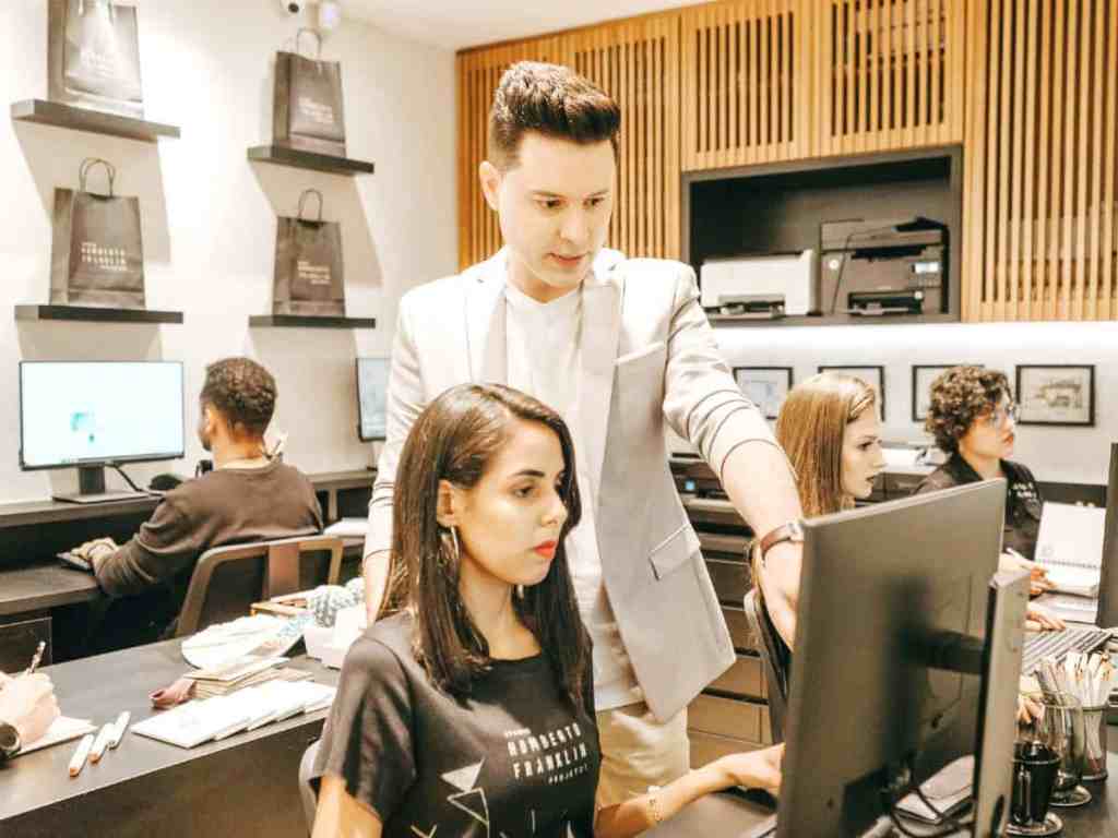 O que é empreendedorismo feminino? - Chefe-ordem-empresa Chefe explicando a funcionária algo na tela do computador.