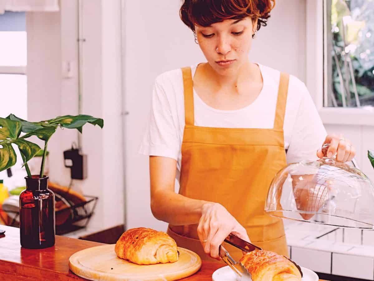 O que é uma mantilha? - mulher-preparando-comida