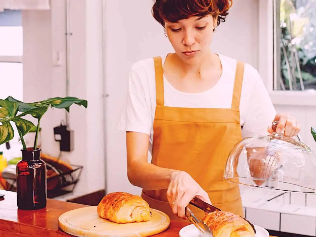 O que é uma mantilha? - mulher-preparando-comida
