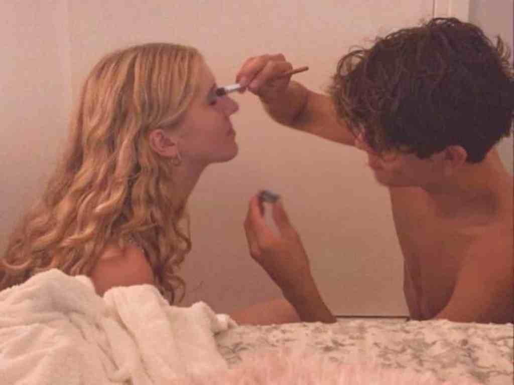 Linguagem do amor: Atos de serviço - Namorado-maquiando-namorada Garoto fazendo a maquiagem da namorada.