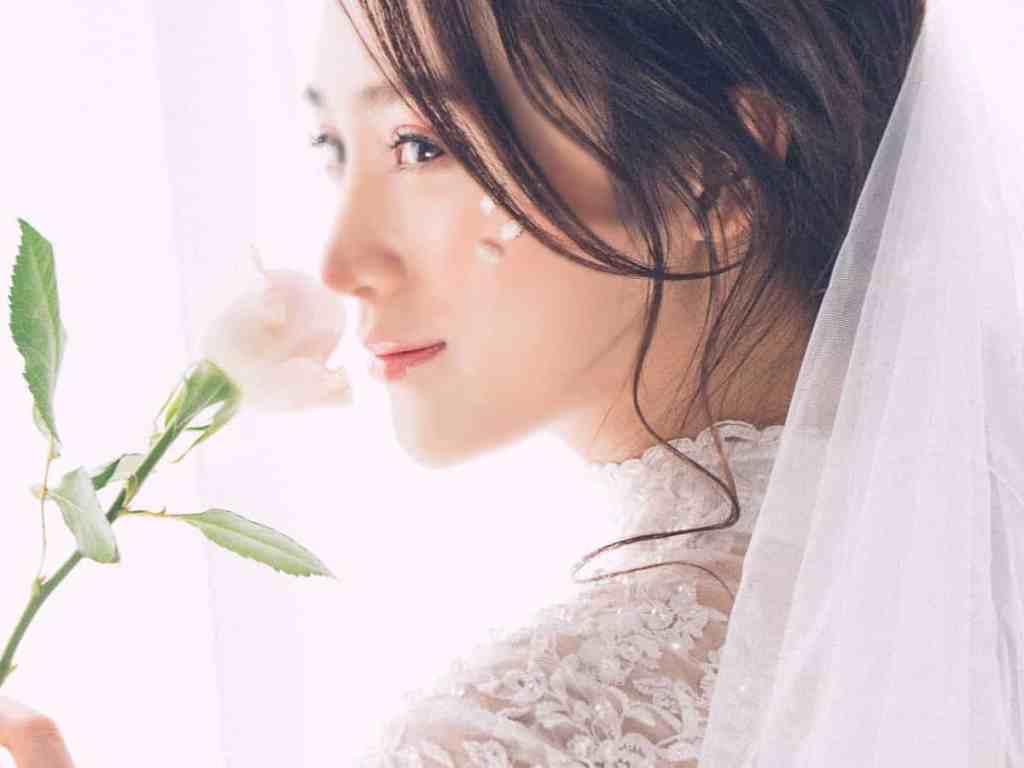 O que é uma mantilha? - Noiva-veu-flor Noiva segurando flor perto do nariz