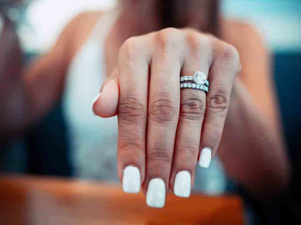 Modelos de anel de noivado e solitário
