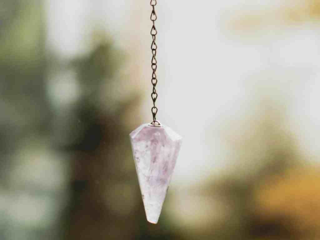 Guia Definitivo das Pedras: Tipos de Cravação e Lapidação - Colar-cristal Colar com cristal.