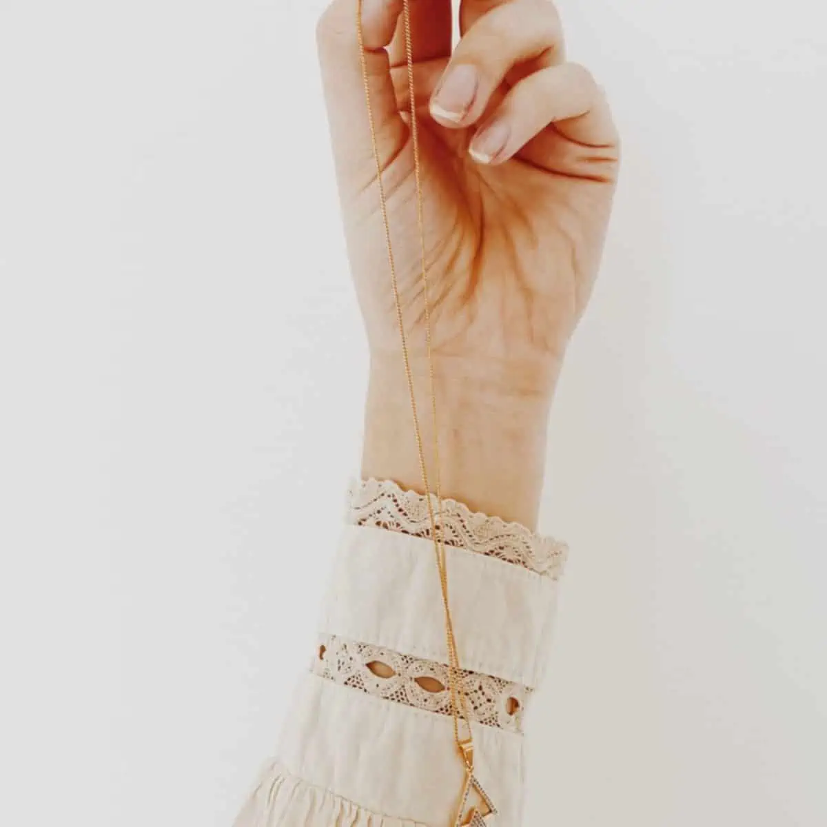 Como limpar joias e semijoias? - colar-dourado-pingente