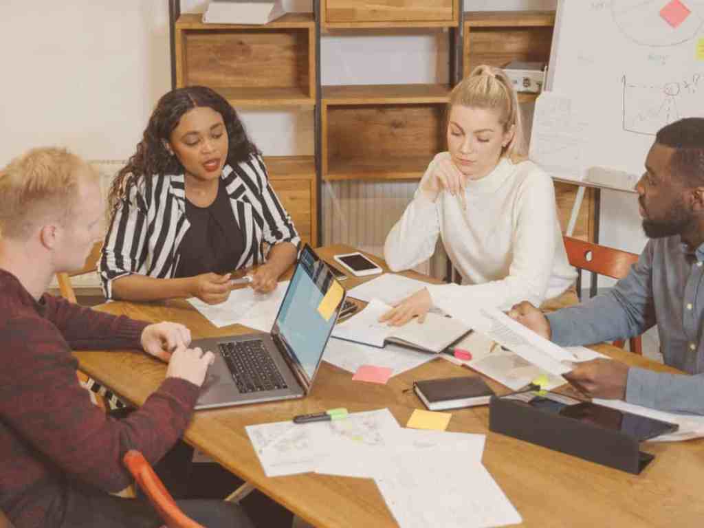 Ideias de negócios: para complementar a renda em casa - Empresa-reuniao Reunião de negócios.