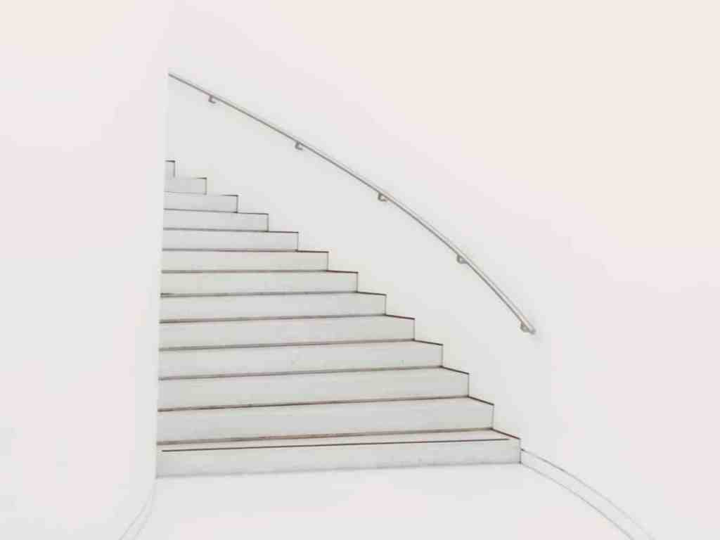 Imagem de uma escada vazia.