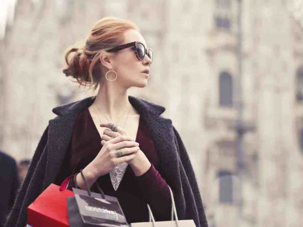 Qual a diferença de independência financeira e liberdade financeira? - Fazendo-compras-sacolas Mulher com várias sacolas de compras no braço.