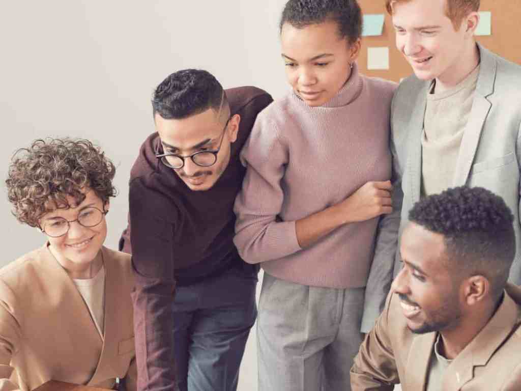 Cursos on-line gratuitos de empreendedorismo - Gestao-de-pessoas-equipes Equipe junta olhando uma tela.