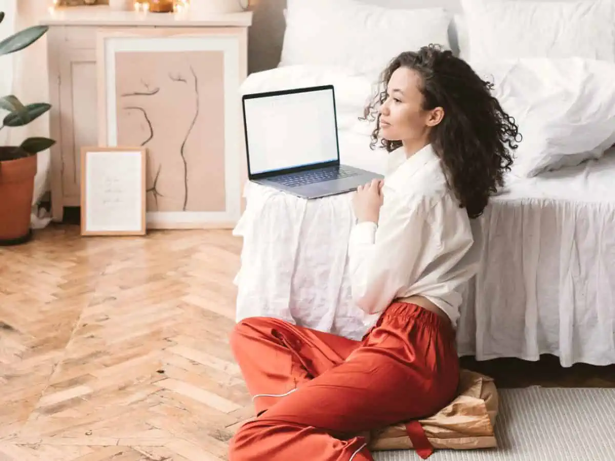 O que postar em um instagram comercial? - home-office-trabalhando-notebook