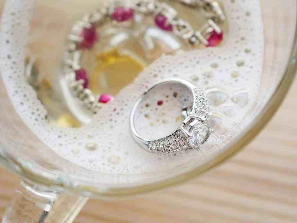 Como limpar joias e semijoias? - Limpando-aliancas-detergente Acessórios submersos em água com sabão.