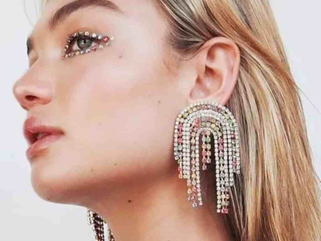 Guia Definitivo das Pedras: Tipos de Cravação e Lapidação - Strass-brinco-de-strass Mulher usando brinco de strass.