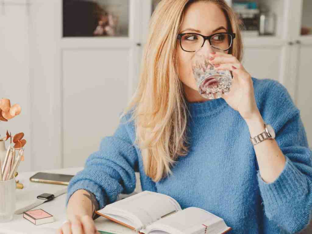 Quais as vantagens de ser uma empreendedora? - Trabalhando-em-casa-descansando Mulher trabalhando está bebendo água.
