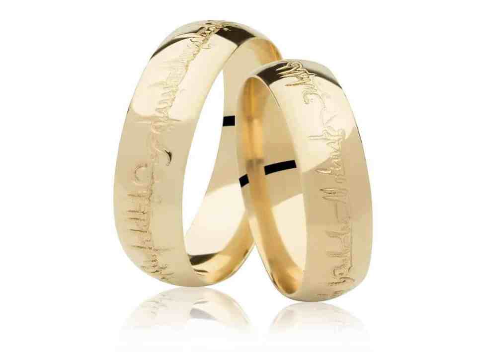 Réplica do anel de senhor dos anéis, é dourado e tenha palavras escritas do lado de fora.