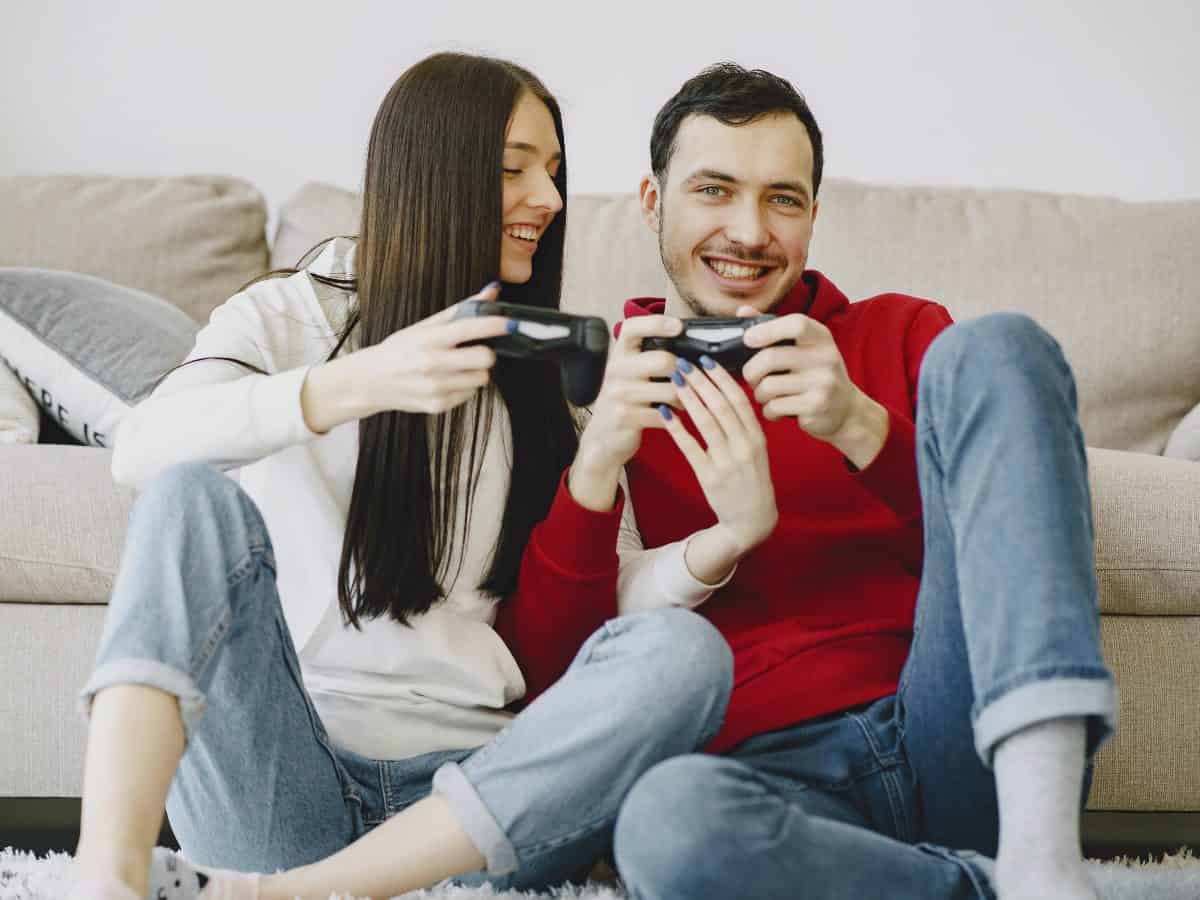 Inspiração: alianças de casamento nerds e geeks para você se apaixonar - casal-nerd-jogando-video-game