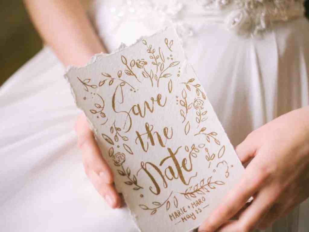 Noiva com o cartão de save the date