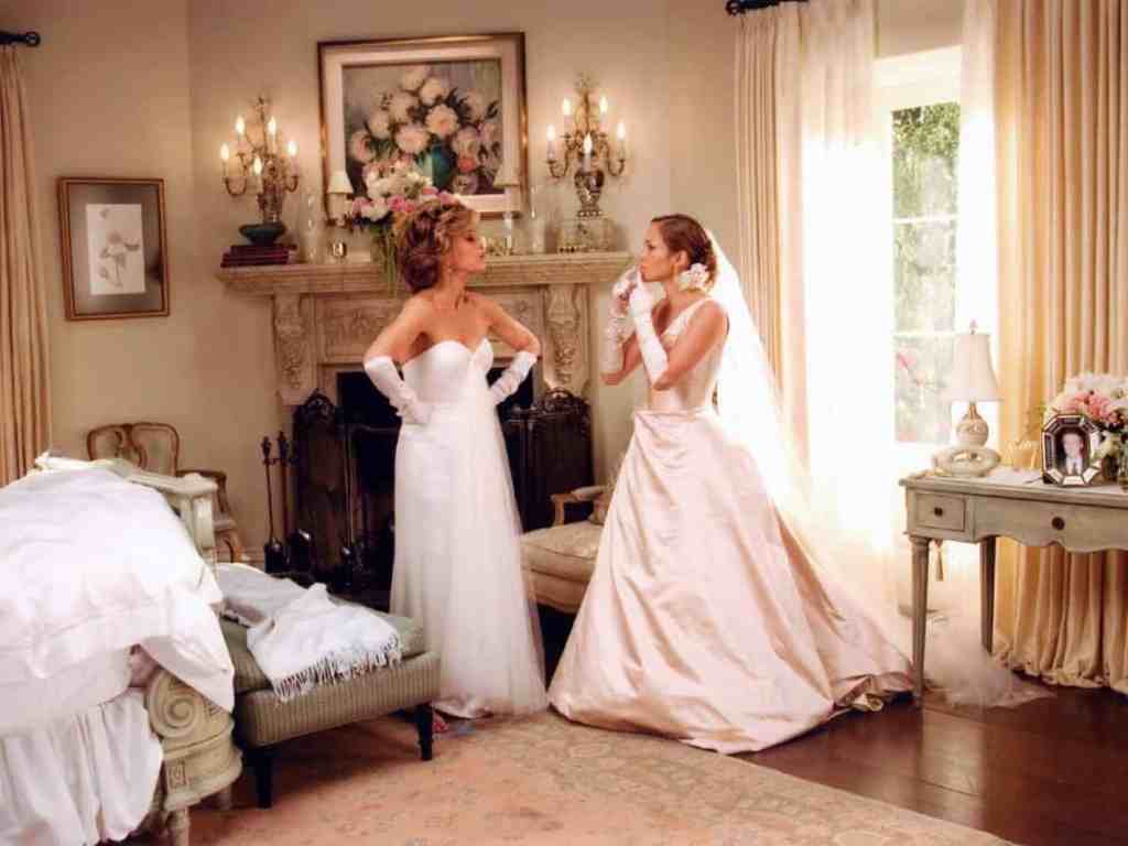 Imagem de jennifer lopez e jane fonda vestidas de noiva em um quarto, cena do filme a sogra.