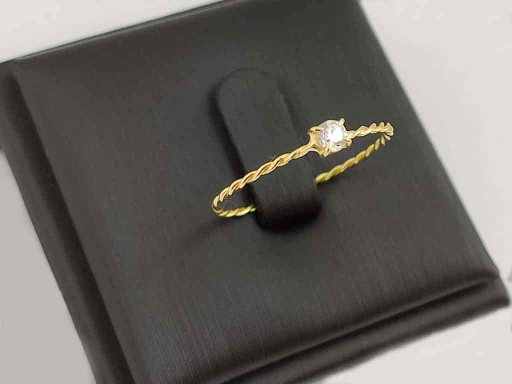 Guia Definitivo das Pedras: Tipos de Cravação e Lapidação - Alianca-altar-cravacao-garras Anel solitário de metal torcido e pedra central.