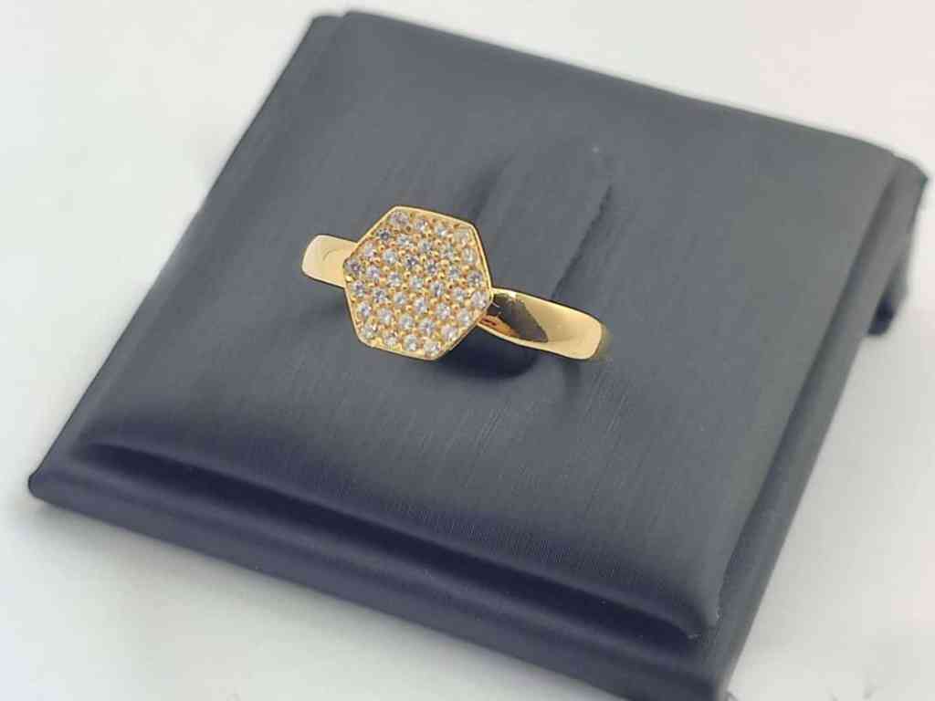 Guia Definitivo das Pedras: Tipos de Cravação e Lapidação - Alianca-altar-cravacao-pave Aliança única dourada com cravação de pedras no estilo pavê.